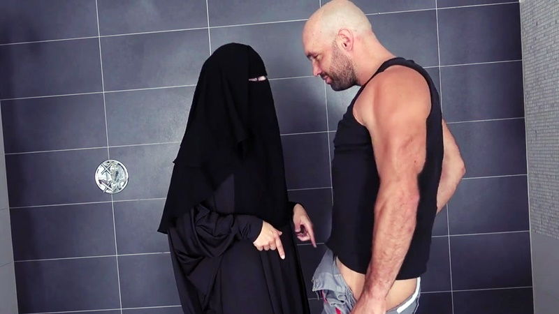 Мускулистый сантехник лихо соблазнил куколку в хиджабе на первый взрослый секс
